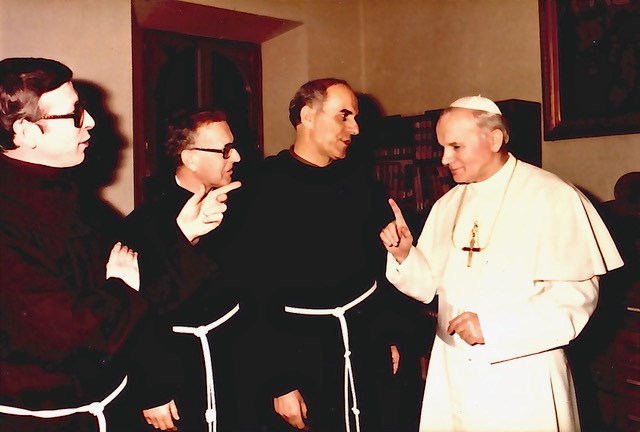 Papa sv. Ivan Pavao II. s tri posljednja predsjednika Komisije u siječnju 1982. - fra Josip Bepo Percan, fra Barnaba Hekić i fra Luka Modrić